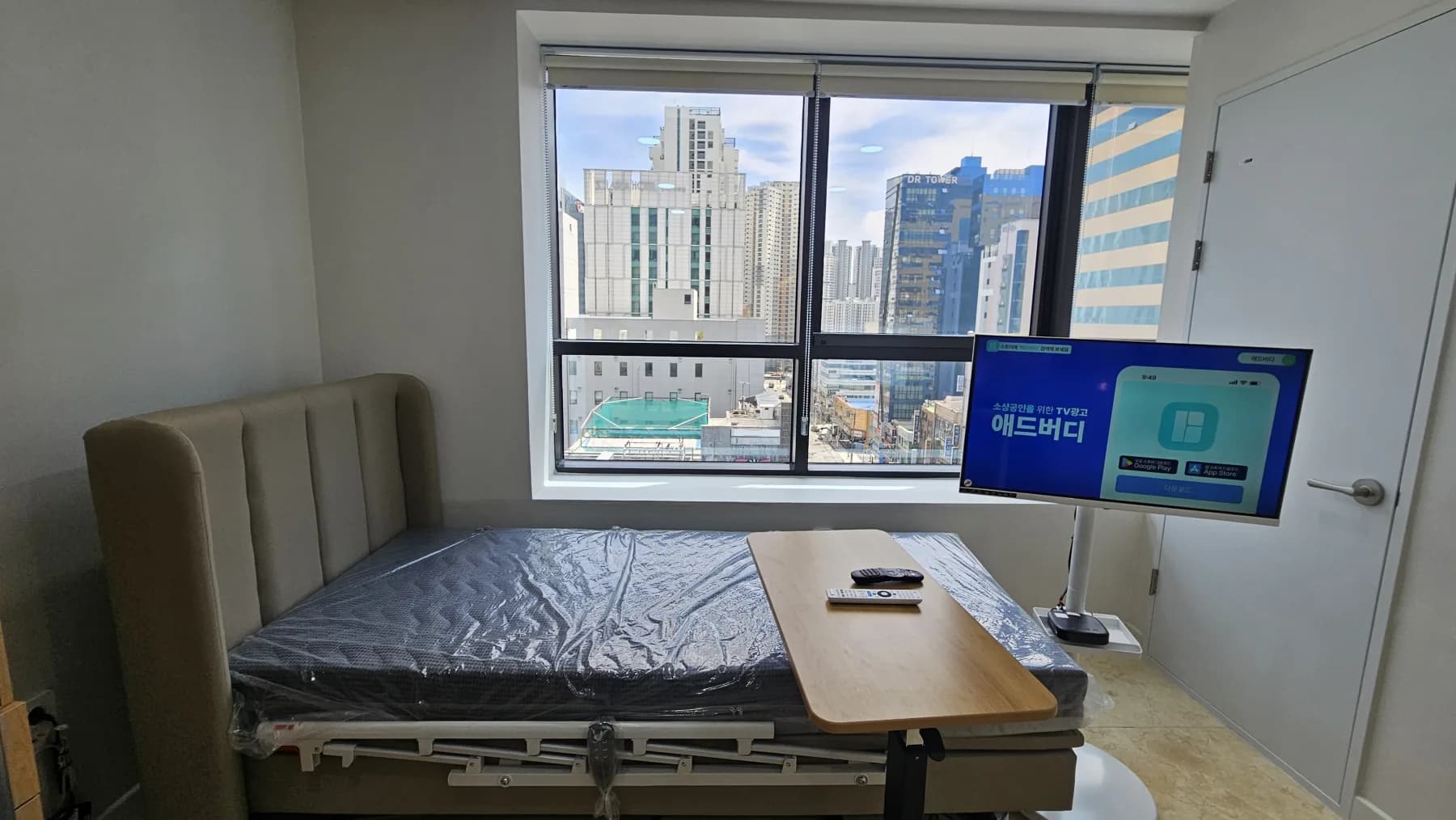 백세한방병원 입원실 침상과 창가 공간