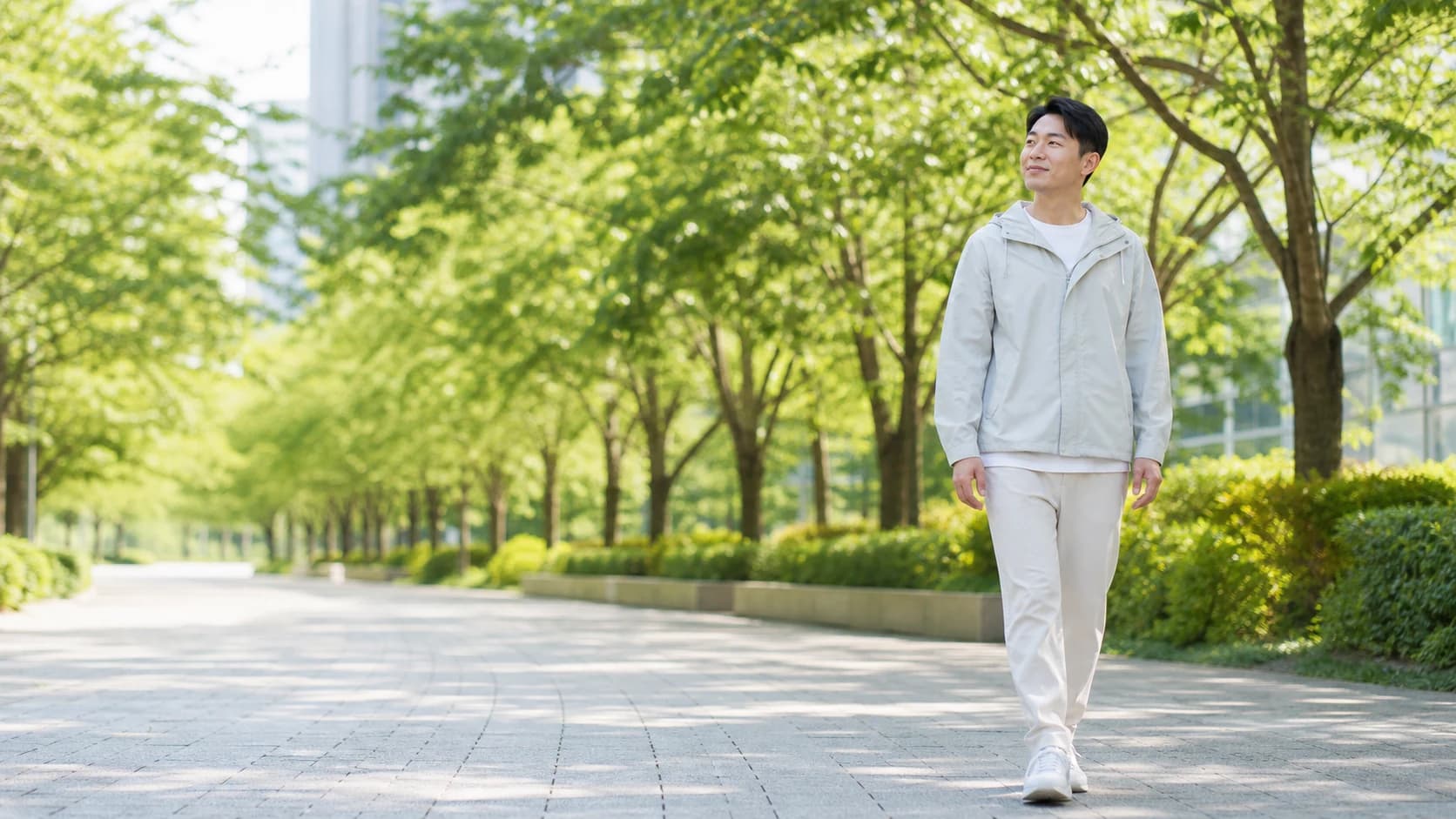 밝은 실내에서 천천히 걷는 성인