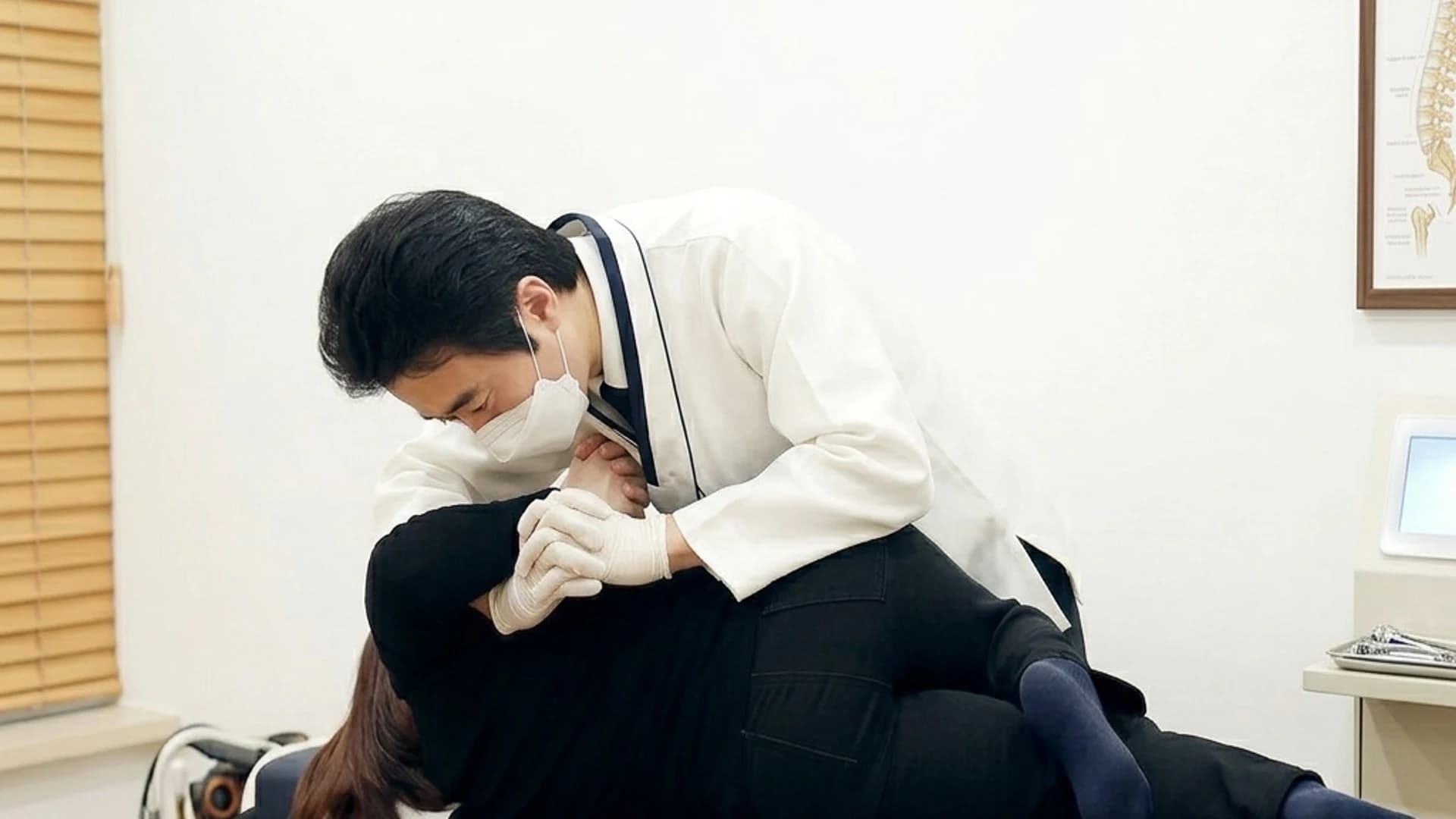 치료실에서 자세를 확인하는 장면